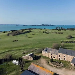 https://la-ferme-du-golf-gite-atypique-et-artistique.inbrittany.com